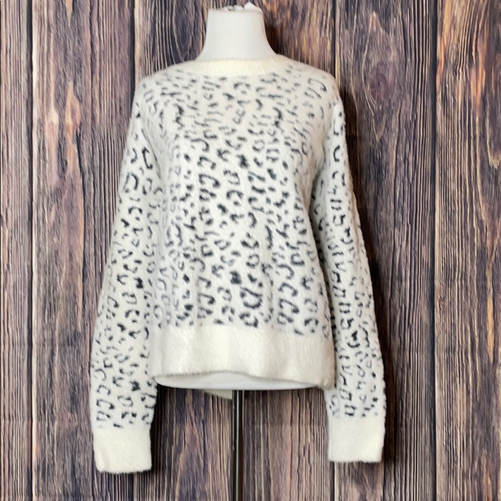 Buttery soft animal print sweater 💙